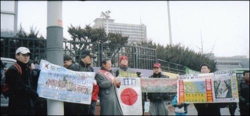 홍정식 단장이 호소문을 낭독하고 있는 광경 